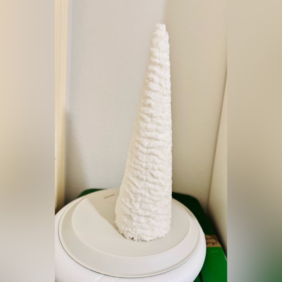 DILLARDS 17.5” Trimsetter White Fur Quilted Plush Velvet Christmas Tree - Picture 10 of 10